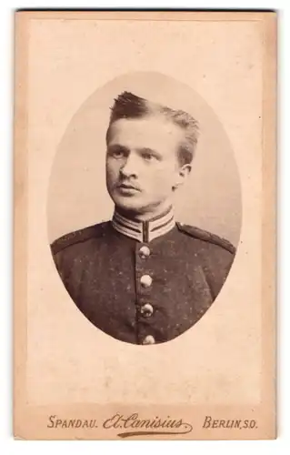 Fotografie A. Canisius, Berlin, Soldat in Uniform mit strenger Scheitelfrisur