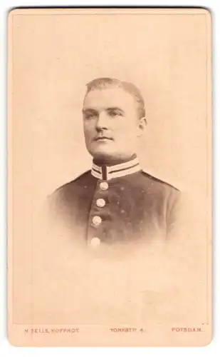 Fotografie H. Selle, Potsdam, Soldat in Uniform mit Scheitelfrisur
