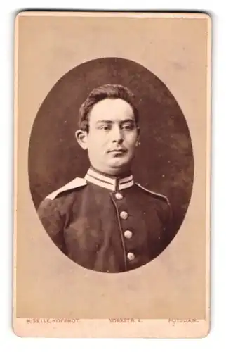 Fotografie H. Selle, Potsdam, Soldat in Uniform mit zurückgekämmter Frisur
