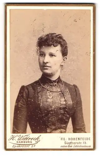 Fotografie H. Wittrock, Hamburg, Junge Frau in Kleid mit hochgesteckter Frisur und Halsschmuck
