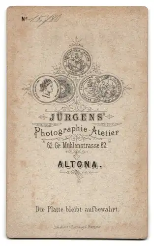 Fotografie H. Jürgens, Altona, Junger Mann im Anzug mit Scheitelfrisur