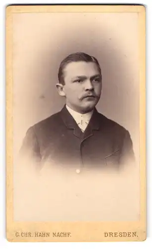 Fotografie G. Chr. Hahn Nachf., Dresden, Junger Mann in Anzug mit Scheitelfrisur und Schnaurbart