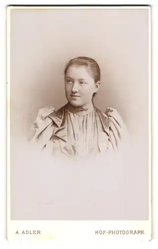 Fotografie A. Adler, Dresden, Junge Frau in Trachtenkleid mit zurückgebundener Frisur