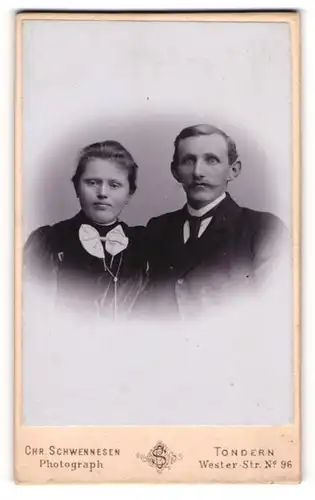 Fotografie Chr. Schwennesen, Tondern, Mann und Frau nebeneinander in festlicher Kleidung