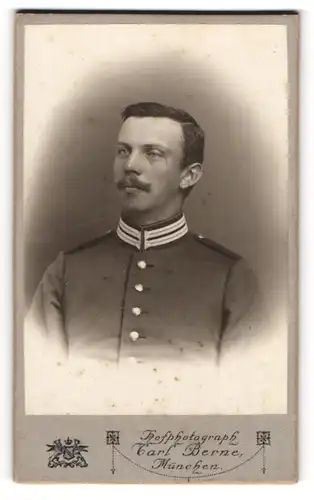 Fotografie Carl Berne, München, Junger Soldat in Uniform mit Scheitelfrisur und Schnauzbart