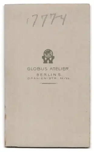 Fotografie Globus Atelier, Berlin, Junger Mann in Anzug mit Kurzhaarfrisur