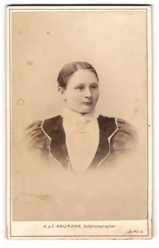 Fotografie A. & F. Naumann, Leipzig, Junge Frau in Trachtenkleid mit Scheitelfrisur und Kreuzkette