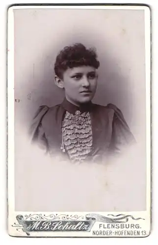 Fotografie M. B. Schultz, Flensburg, Portrait junge Dame im eleganten Kleid mit Kragenbrosche