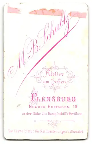 Fotografie M. B. Schultz, Flensburg, Portrait junge Dame im eleganten Kleid mit Kragenbrosche