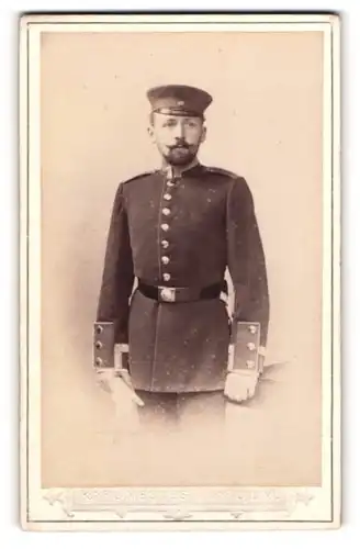 Fotografie Karl Meckes, Ulm, Portrait Soldat in Uniform mit Schirmmütze und Bart