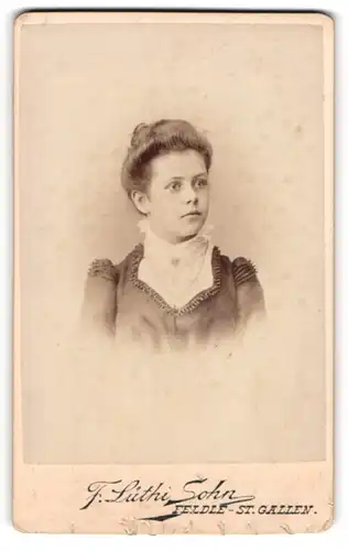 Fotografie F. Lüthi Sohn, Feldle / St. Gallen, Portrait junge hübsche Dame im eleganten Kleid