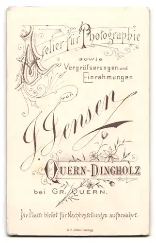 Fotografie J. Jensen, Quern-Dingholz, Portrait sitzendes Kleinkind im karierten Kleid