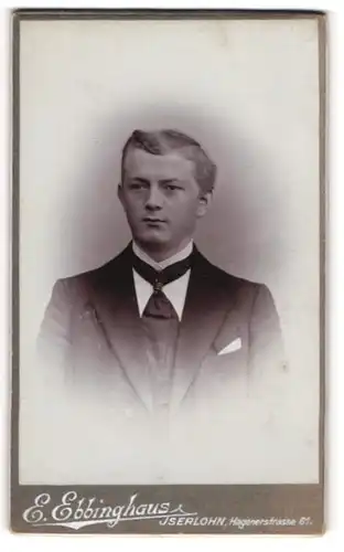 Fotografie E. Ebbinghaus, Iserlohn, Portrait junger Herr im Anzug mit Krawatte und Einstecktuch
