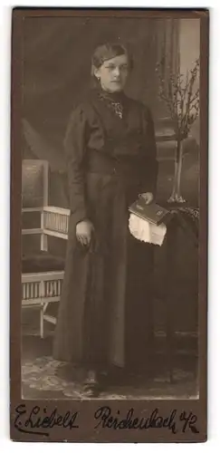 Fotografie E. Liebelt, Reichenbach O / L, Portrait junge Dame im schwarzen Kleid mit Gebetsbuch