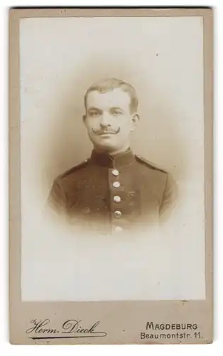 Fotografie Herm. Dieck, Magdeburg, Portrait Soldat in Uniform mit Zwirbelbart