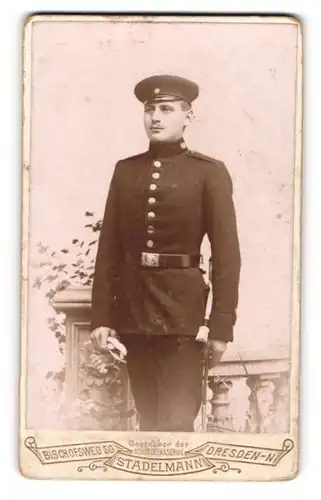 Fotografie H. Aug. Stadelmann, Dresden-N, Portrait Soldat in Uniform mit Schrimmütze und Handschuhen