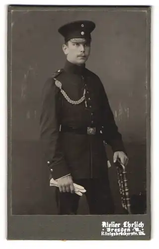 Fotografie Franz Ehrlich, Dresden-N, Portrait Soldat in Uniform mit Schirmmütze und Handschuhen