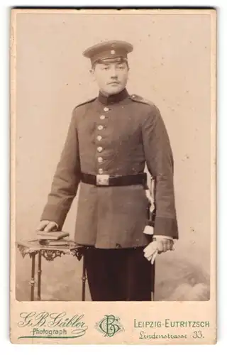 Fotografie G. B. Gäbler, Leipzig-Eutritzsch, Portrait Soldat in Uniform mit Schirmmütze und Handschuhen