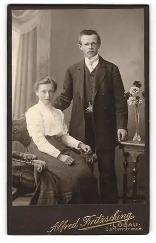 Fotografie Alfred Fritzsching, Löbau, Portrait hübsches Paar in zeitgenössischer Kleidung
