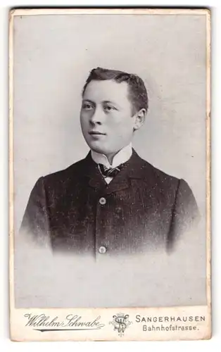 Fotografie Wilhelm Schwab, Sangerhausen, Mann in schwazem Anzug