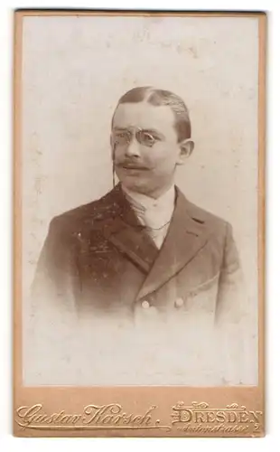 Fotografie Gustav Karsch, Dresden, Mann in schwarzem Anzug mit Brille und Schnauzbart