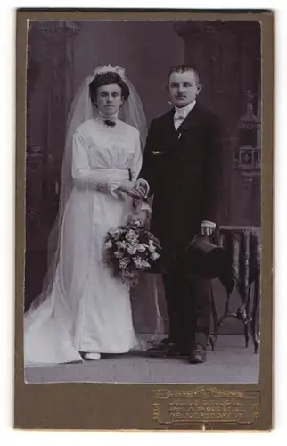 Fotografie Julius Grusche, Neugersdorf, Ehepaar mit Zylinder und Blumenstrauss