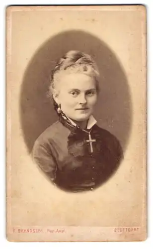 Fotografie F. Brandseph, Stuttgart, Frau in schwarzer Tracht mit Kreuzhalskette