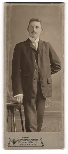 Fotografie Georg Haltermann, Eckernförde, Mann in schwarzem Anzug mit Schnauzbart
