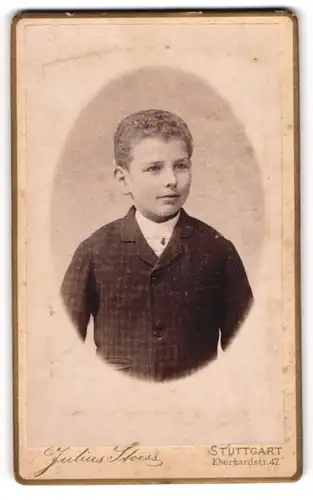 Fotografie Julius Stoess, Stuttgart, Portrait kleiner Junge in zeitgenössischer Kleidung