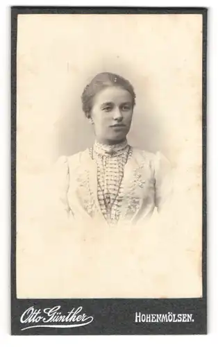 Fotografie Otto Günther, Hohenmölsen, Portrait junge Dame mit zurückgebundenem Haar