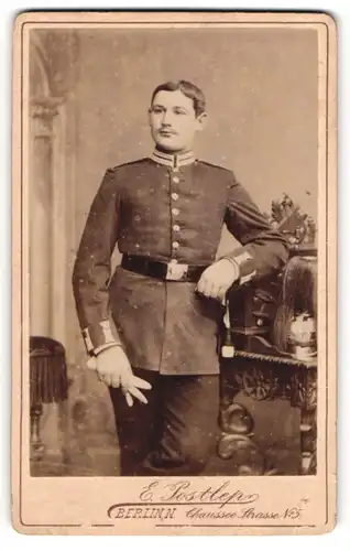 Fotografie E. Postlep, Berlin-N, Portrait Soldat in Uniform mit Handschuhen