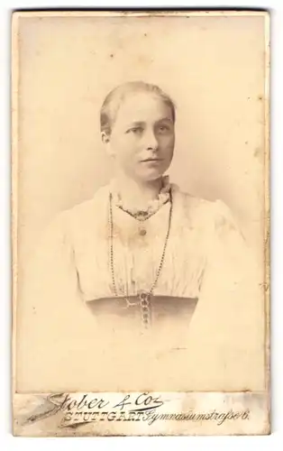 Fotografie Stober & Co., Stuttgart, Portrait junge Dame mit zurückgebundenem Haar