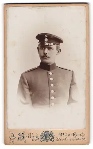 Fotografie J. Seiling, München, Portrait Soldat in Uniform mit Schirmmütze und Zwirbelbart