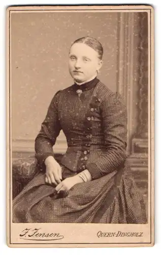 Fotografie J. Jensen, Quern-Dingholz, Portrait sitzende Dame im karierten Kleid mit Kragenbrosche