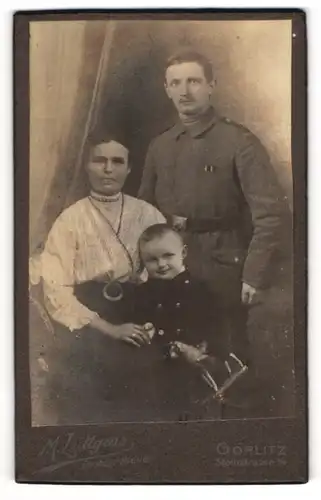 Fotografie M. Lüttgens, Görlitz, Portrait Soldat in Uniform mit Frau und Kind