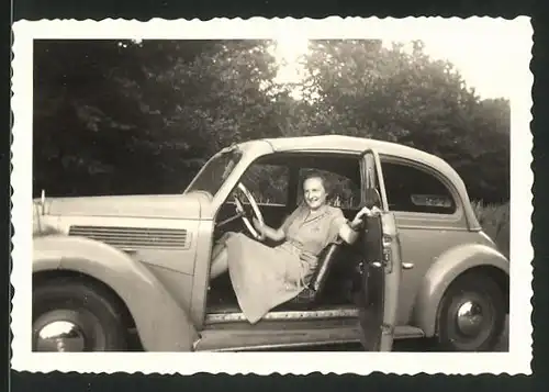 Fotografie Auto Opel, Hausfrau sitzt am Steuer