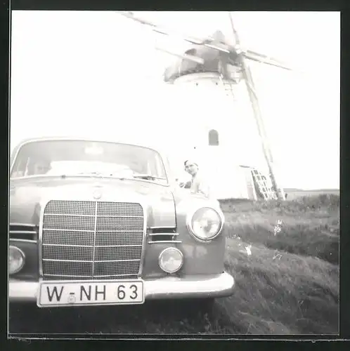 Fotografie Auto Mercedes Benz, Limousine vor Windmühle