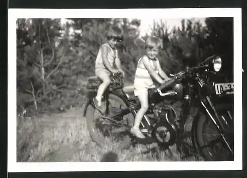 Fotografie Motorrad DKW, Kinder auf Krad in Berlin-Müggelheim 1931