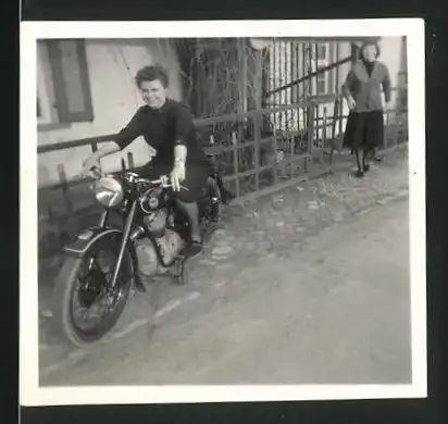 Fotografie Motorrad AWO-T 425, junge Frau auf Krad sitzend