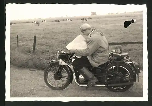 Fotografie Motorrad Zündapp mit Seitenwagen, Fahrer studiert Landkarte