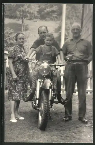 Fotografie Motorrad MZ-ES, Vater & Sohn auf Krad sitzend