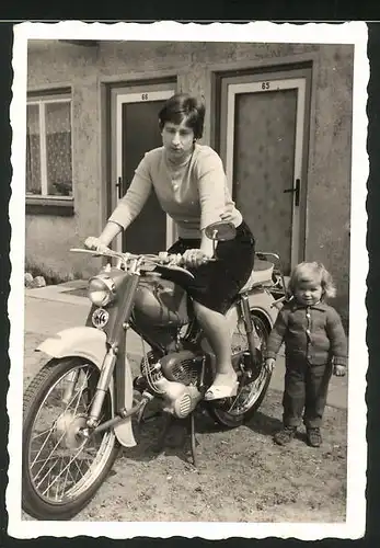 Fotografie Motorrad mit Sachs-Motor, Hausfrau auf LKrad sitzend