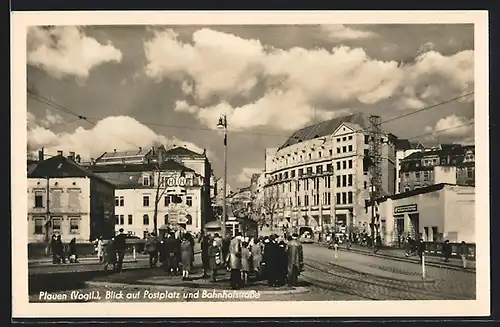 AK Plauen i. V., Postplatz und Bahnhofstrasse mit Passanten
