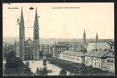 AK Wiesbaden, Luisenplatz mit Bonifatiuskirche aus der Vogelschau