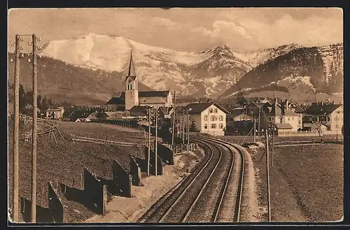 AK Oberstaufen /Bayr. Allgäu, Ortspartie mit Bahngleis