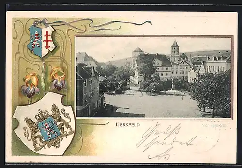 Passepartout-Lithographie Hersfeld, Strassenpartie mit Denkmal, Wappen
