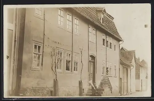 Foto-AK Dachwig, Haus Schumann, Strassenansicht, Knabe mit Schultüte