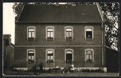 Foto-AK Gispersleben, Haus mit Besitzerpaar, Kinder mit Ziegenwagen, 1929