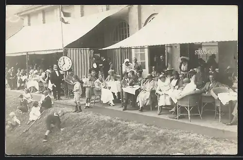Foto-AK Westerland, Vollbesetztes Strand-Cafe im Jahr 1921, mit Kellner und spielenden Kindern