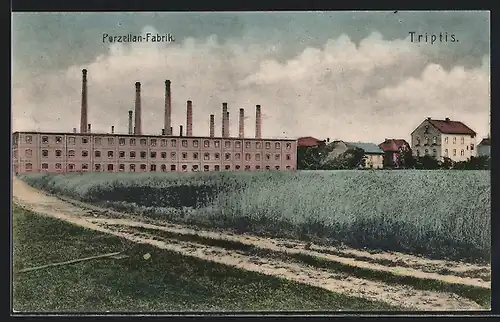 AK Triptis, Porzellan-Fabrik und Häuser, von einem Feldweg gesehen